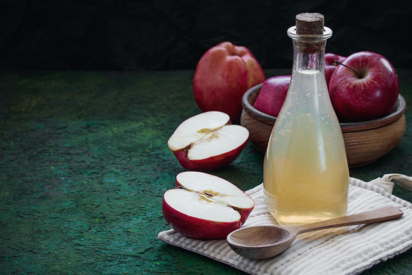 Use Apple Cider Vinegar to Treat Dandruff Problems